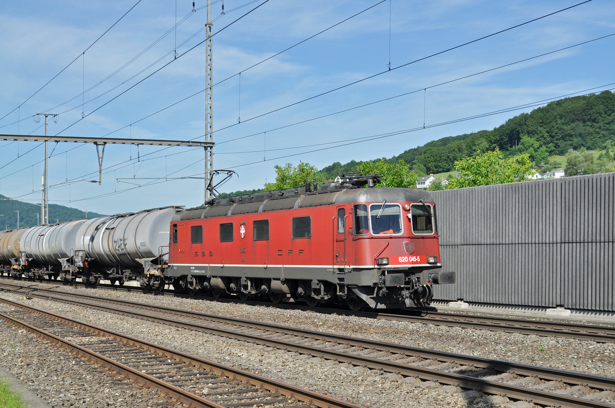 Re 620 045-5 durchfährt den Bahnhof Gelterkinden. Die Aufnahme stammt vom 05.07.2017.