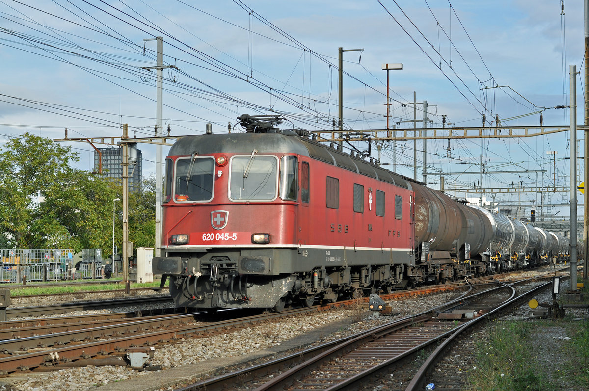 Re 620 045-5 durchfährt den Bahnhof Pratteln. Die Aufnahme stammt vom 10.10.2017.