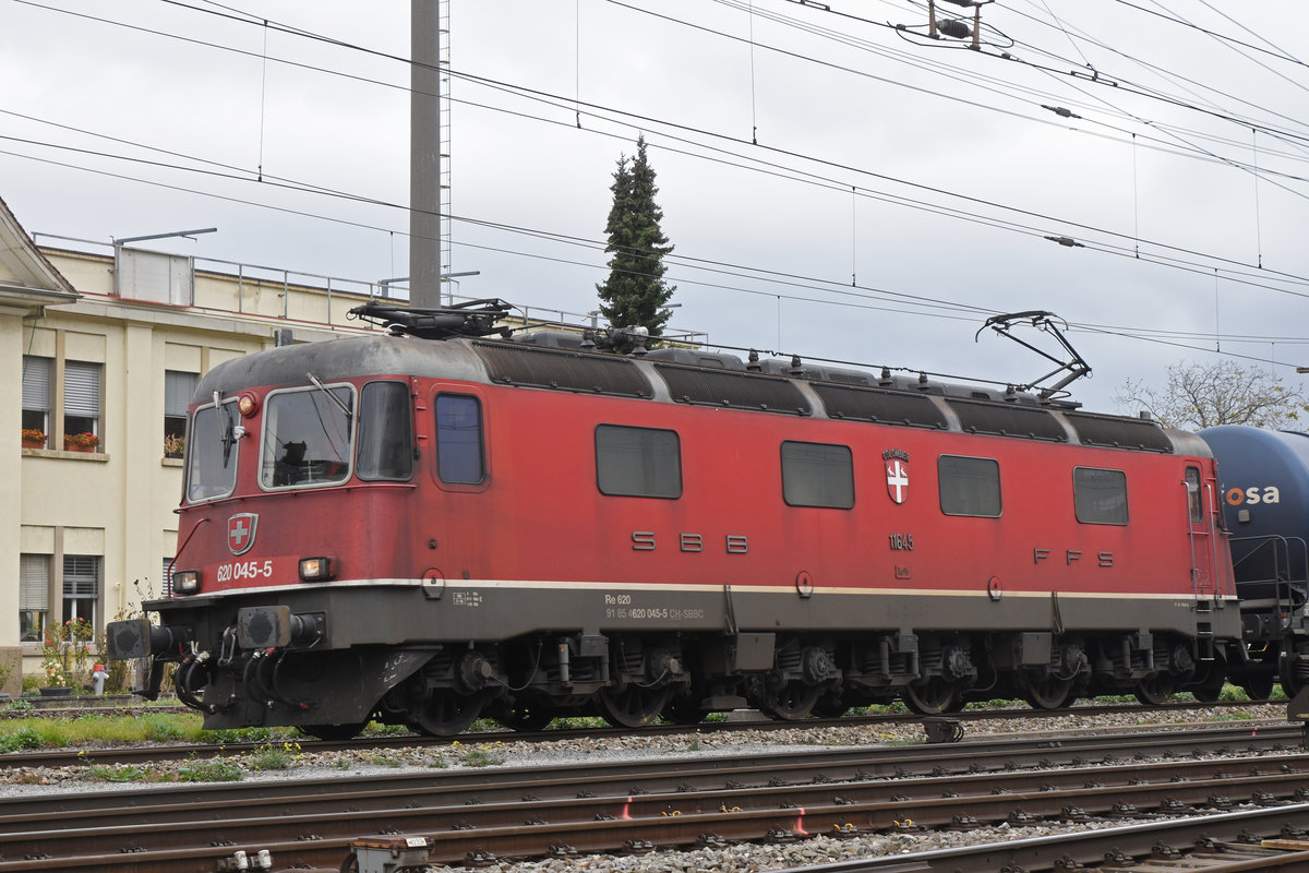 Re 620 045-5 durchfährt den Bahnhof Pratteln. Die Aufnahme stammt vom 29.10.2018.