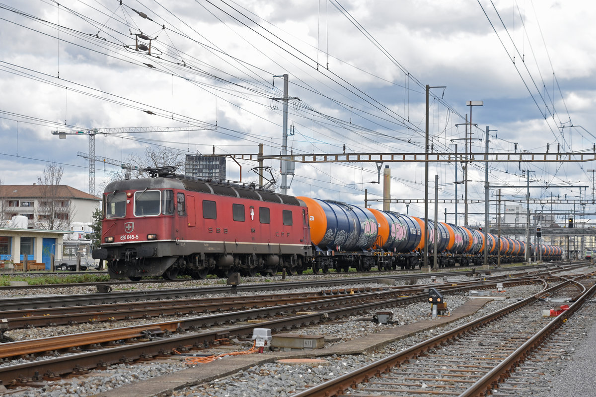 Re 620 045-5 durchfährt den Bahnhof Pratteln. Die Aufnahme stammt vom 03.03.2020.