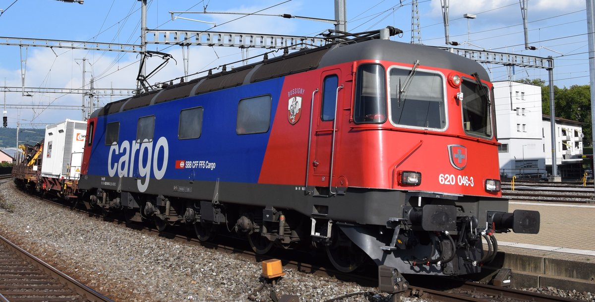 Re 620 046-3  Bussigny  zieht am 28.08.2017 ihren Güterzug durch Brugg AG in Richtung Basel.