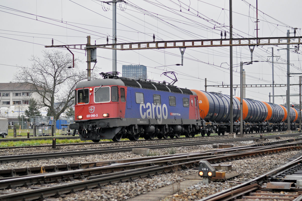Re 620 046-3 durchfährt den Bahnhof Pratteln. Die Aufnahme stammt vom 20.12.2017.