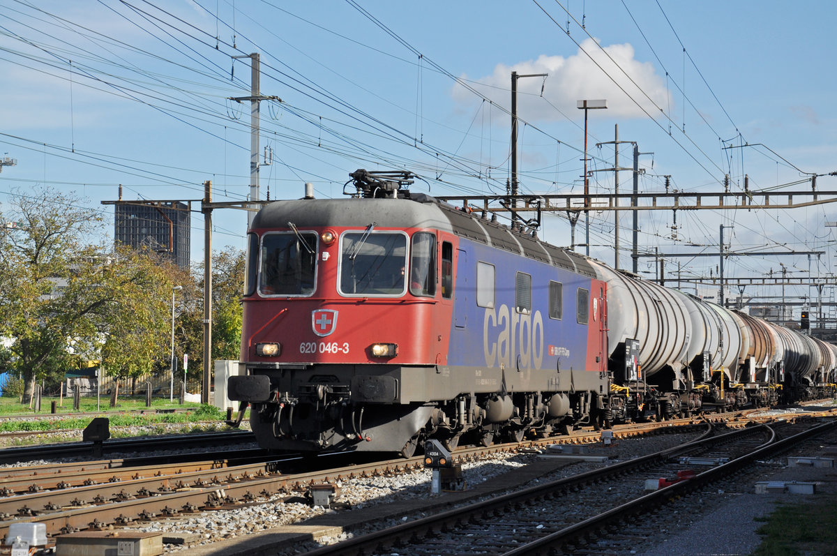 Re 620 046-3 durchfährt den Bahnhof Pratteln. Die Aufnahme stammt vom 24.10.2019.