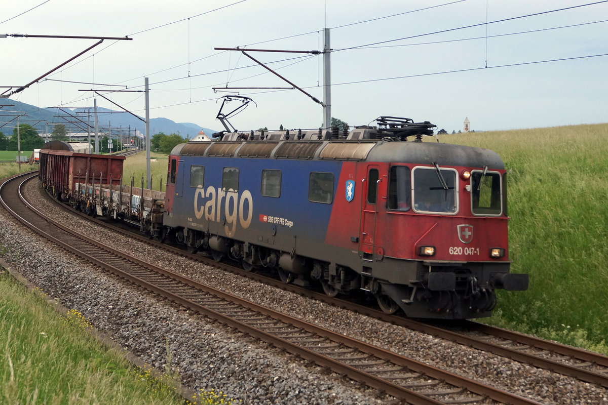 Re 620 047-1  Bex  bei Niederbipp zum RB Biel unterwegs am 22. Mai 2020.
Foto: Walter Ruetsch 