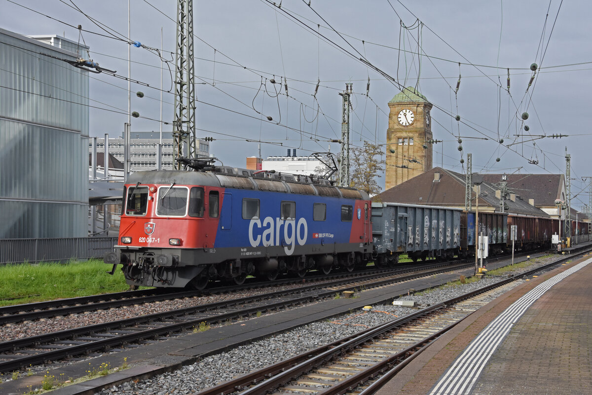 Re 620 047-1 durchfährt am 25.11.2022 den badischen Bahnhof.