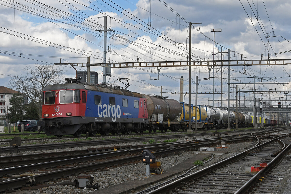 Re 620 047-1 durchfährt am 30.03.2023 den Bahnhof Pratteln.