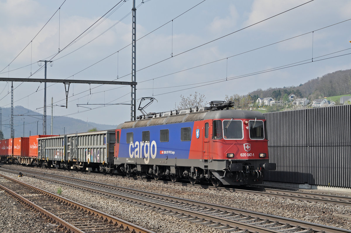 Re 620 047-1 durchfährt den Bahnhof Gelterkinden. Die Aufnahme stammt vom 06.04.2017.