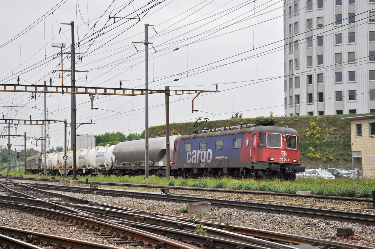 Re 620 047-1 durchfährt den Bahnhof Pratteln. Die Aufnahme stammt vom 04.05.2018.