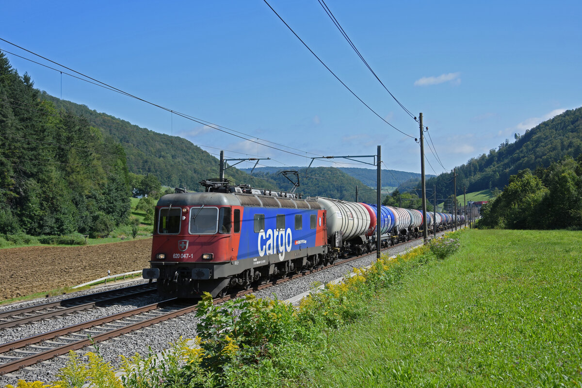 Re 620 047-1 fährt Richtung Bahnhof Gelterkinden. Die Aufnahme stammt vom 25.08.2021.