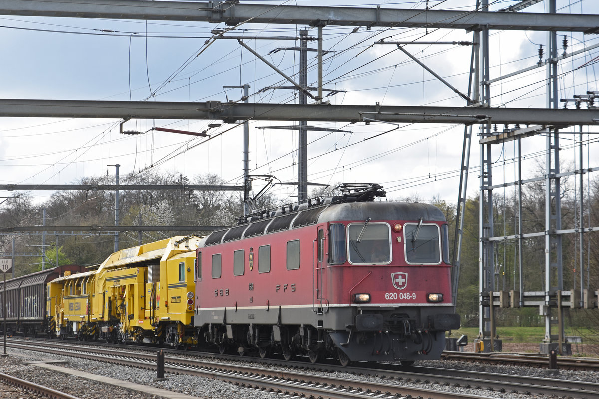 Re 620 048-9 durchfährt den Bahnhof Möhlin. Die Aufnahme stammt vom 09.04.2019.