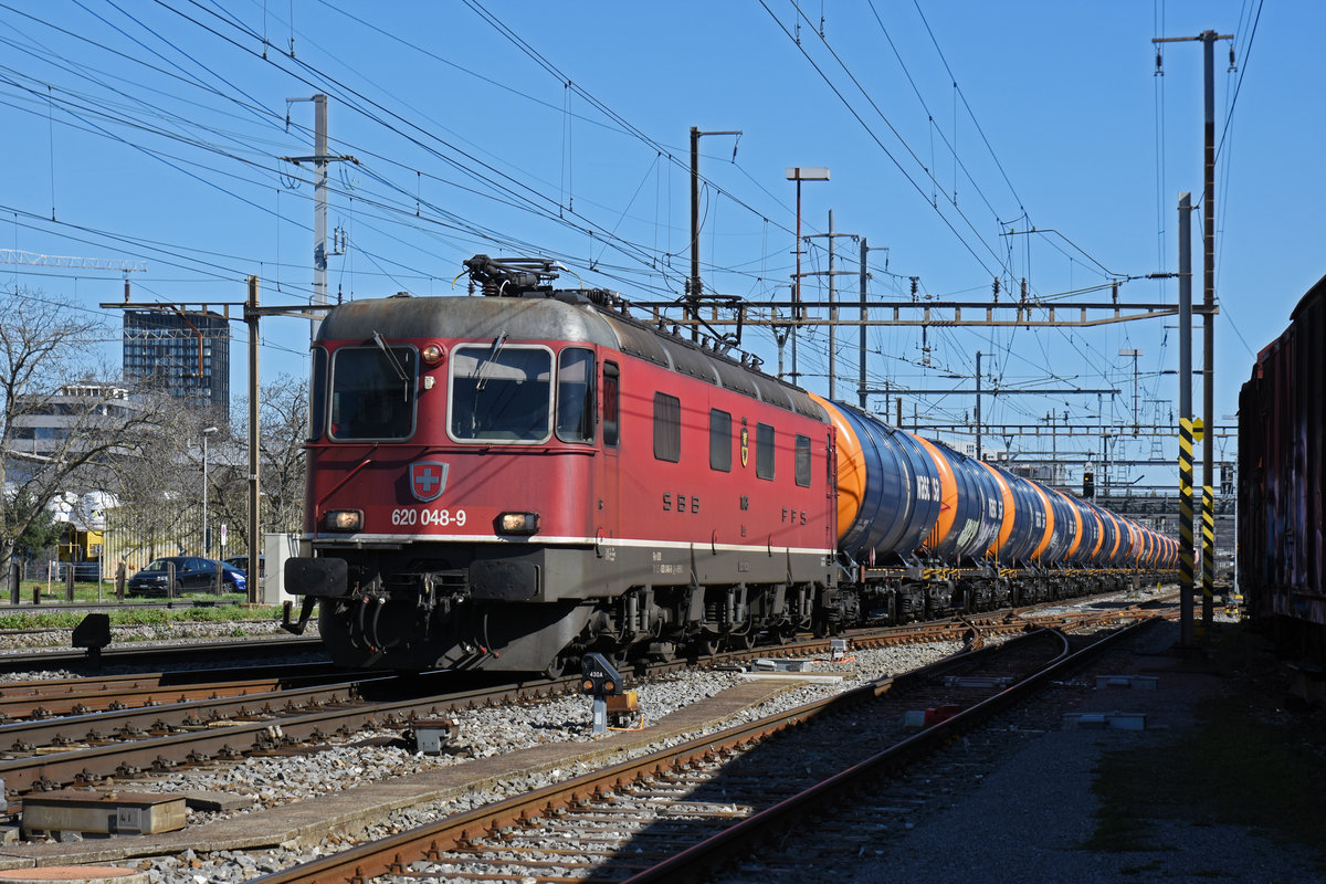 Re 620 048-9 durchfährt den Bahnhof Pratteln. Die Aufnahme stammt vom 13.03.2020.