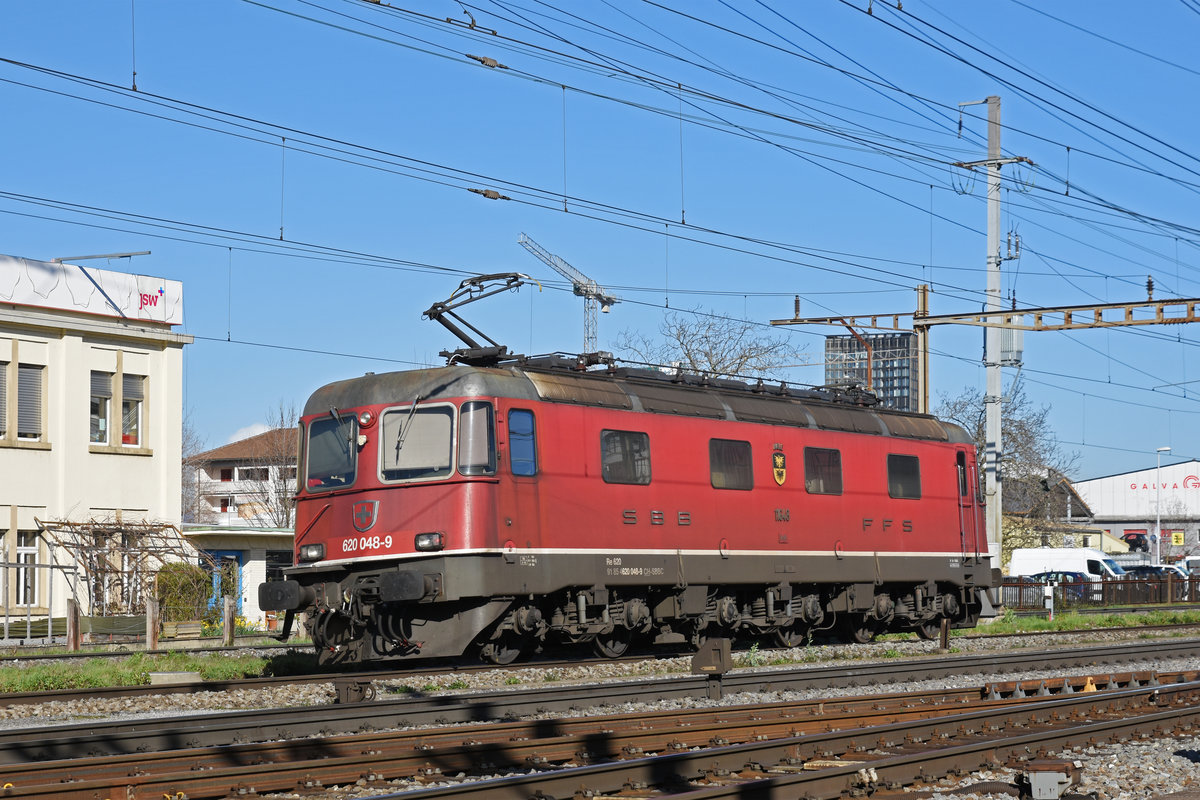 Re 620 048-9 durchfährt solo den Bahnhof Pratteln. Die Aufnahme stammt vom 13.03.2020.