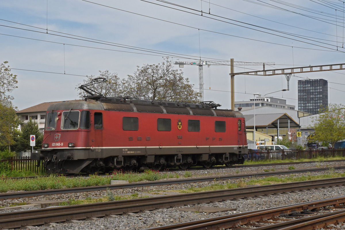 Re 620 048-9 durchfährt solo den Bahnhof Pratteln. Die Aufnahme stammt vom 21.04.2020.
