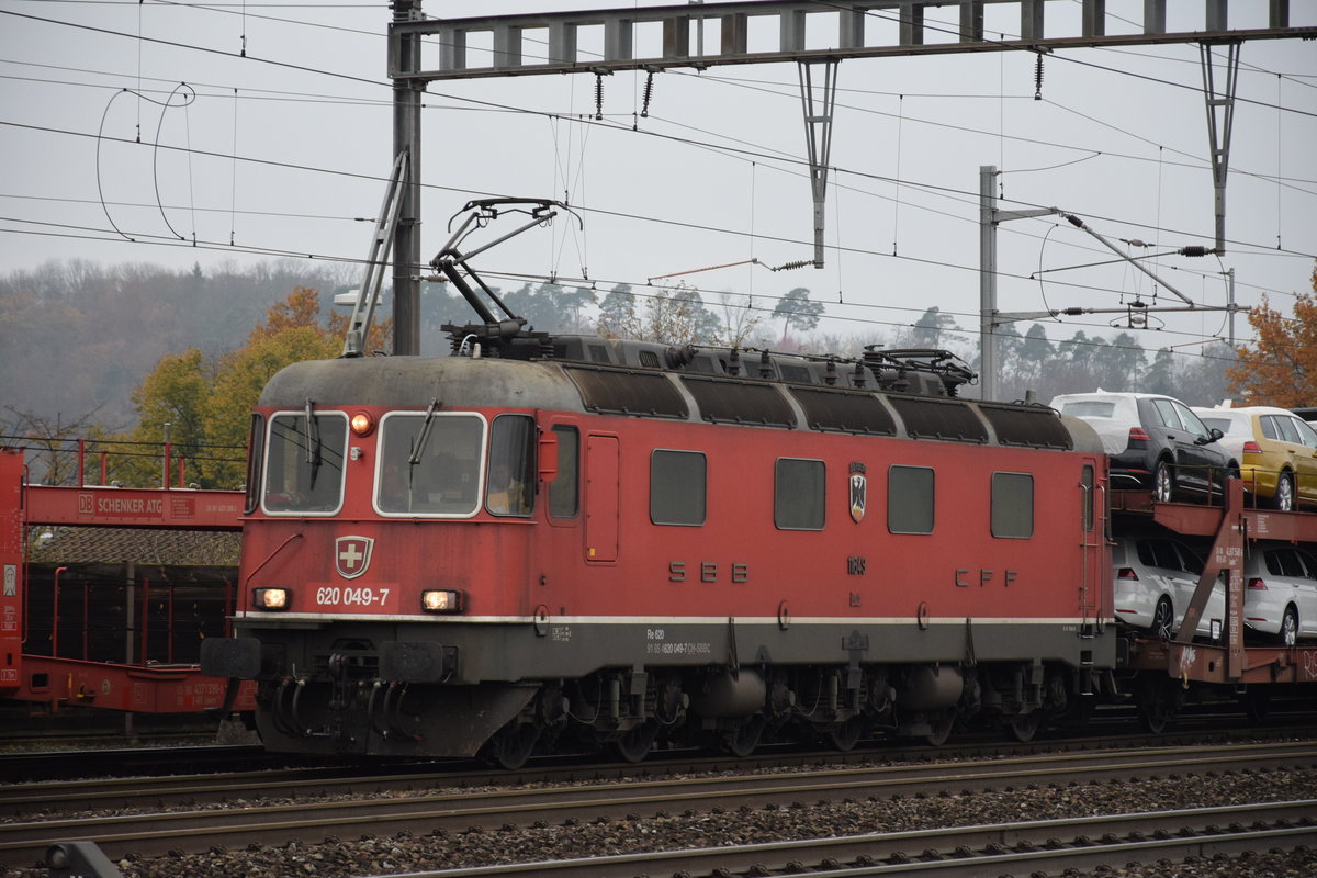 Re 620 049-7  Aarberg  bringt am Morgen des 09.11.2017 eine Ladung neuer VW's nach Lupfig zur AMAG.