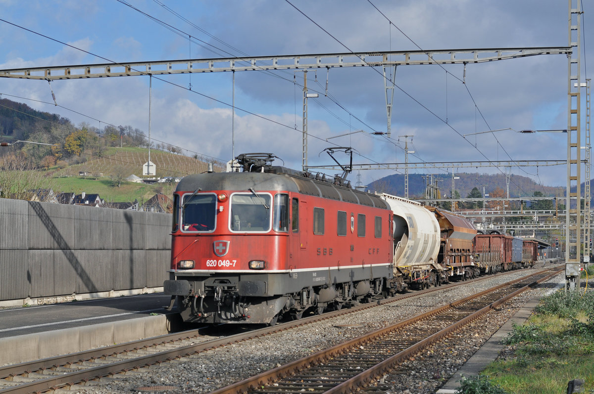 Re 620 049-7 durchfährt den Bahnhof Gelterkinden. Die Aufnahme stammt vom 14.11.2017.