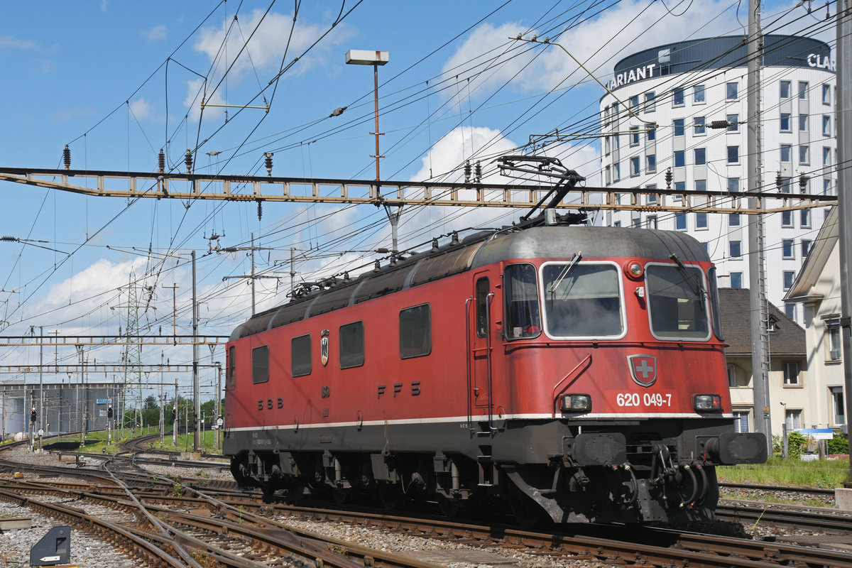 Re 620 049-7 durchfährt den Bahnhof Pratteln. Die Aufnahme stammt vom 30.04.2018.