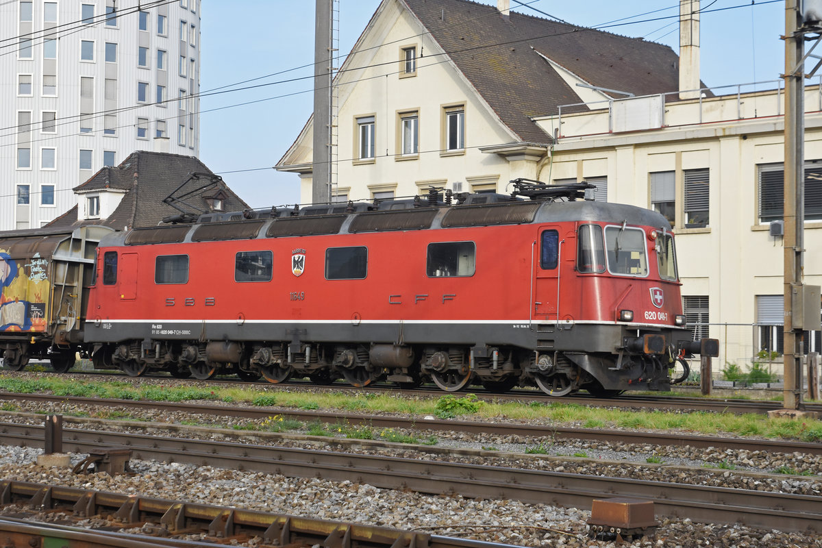 Re 620 049-7 durchfährt den Bahnhof Pratteln. Die Aufnahme stammt vom 09.11.2018.