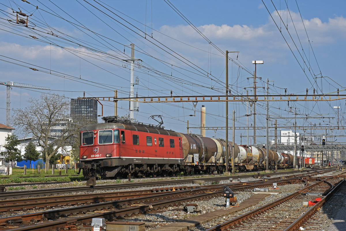 Re 620 049-7 durchfährt den Bahnhof Pratteln. Die Aufnahme stammt vom 09.04.2020.