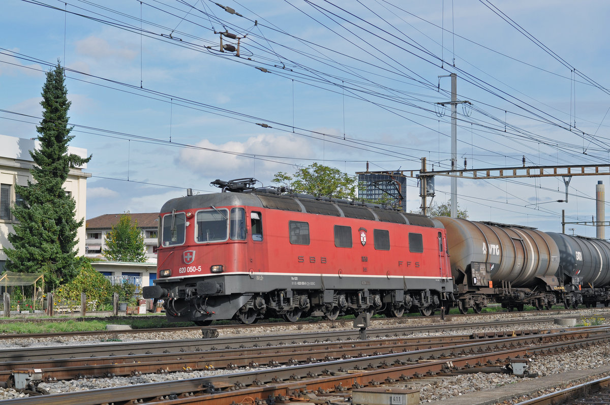 Re 620 050-5 durchfährt den Bahnhof Pratteln. Die Aufnahme stammt vom 10.10.2017.