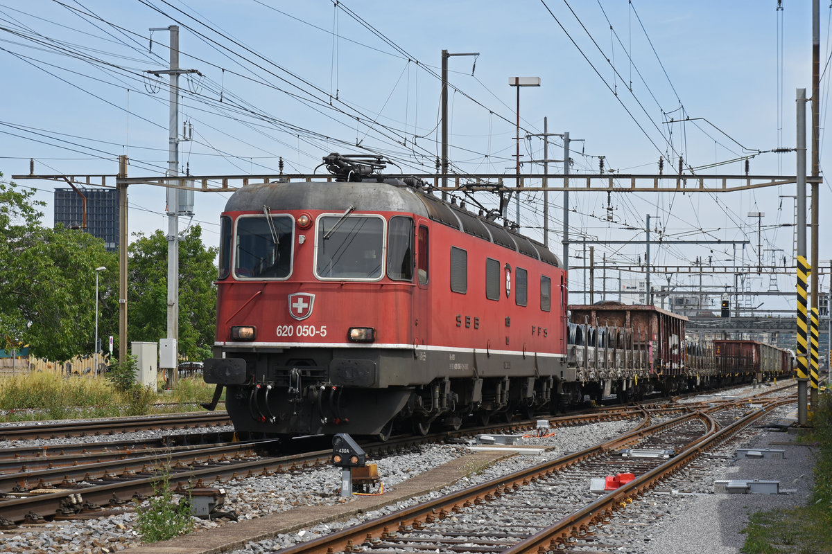 Re 620 050-5 durchfährt den Bahnhof Pratteln. Die Aufnahme stammt vom 22.07.2019.