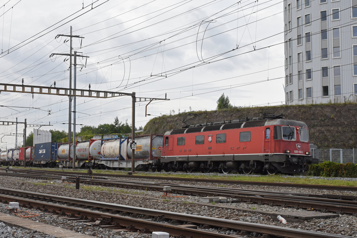 Re 620 050-5 durchfährt den Bahnhof Pratteln. Die Aufnahme stammt vom 05.09.2019.