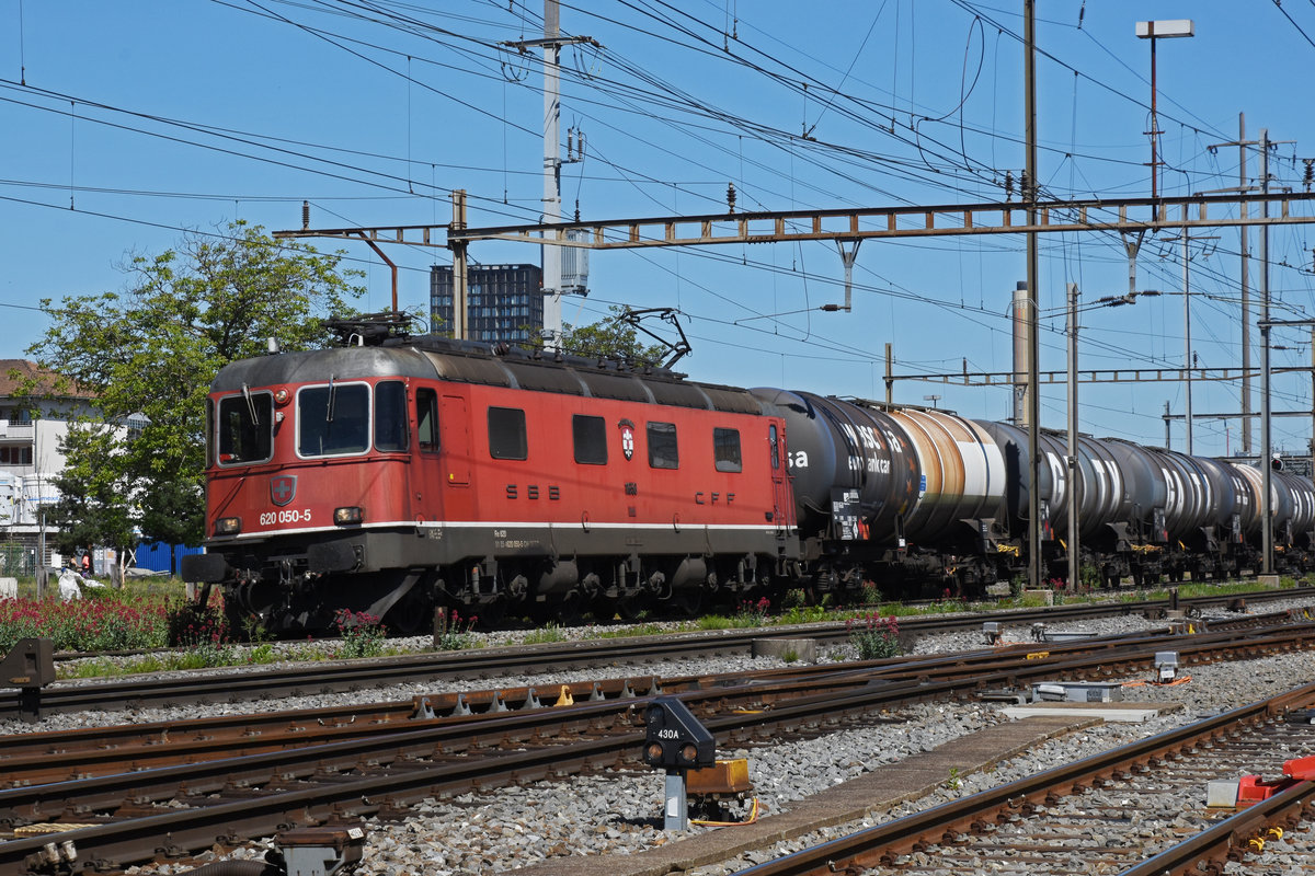 Re 620 050-5 durchfährt den Bahnhof Pratteln. Die Aufnahme stammt vom 07.05.2020.