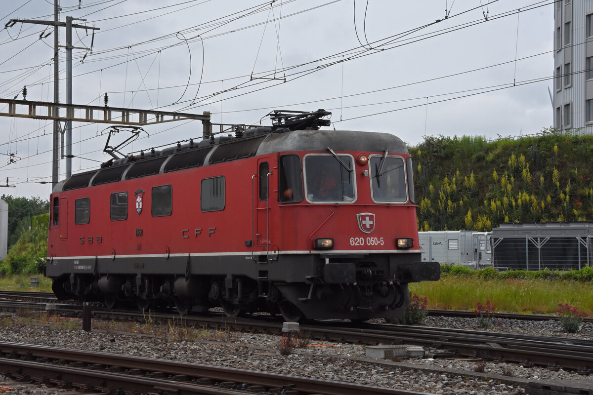 Re 620 050-5 durchfährt solo den Bahnhof Pratteln. Die Aufnahme stammt vom 08.06.2021.