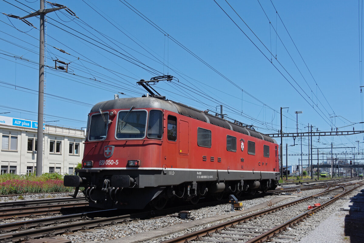 Re 620 050-5 durchfährt solo den Bahnhof Pratteln. Die Aufnahme stammt vom 14.06.2021.