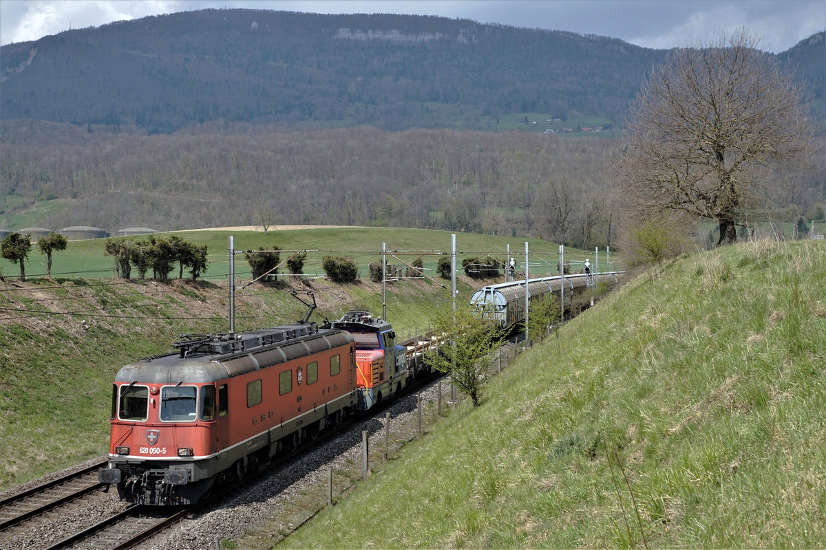 Re 620 050-5  Schönenwerd  bei Niederbipp am 21. April 2021.
Foto: Walter Ruetsch