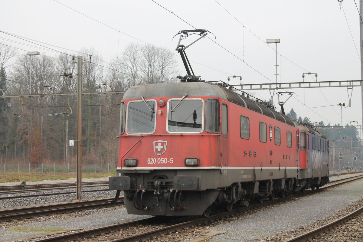 Re 620 050-5 ''Schönenwerd'' und Re 421 377-3 am 4.12.2019 in Glattbrugg