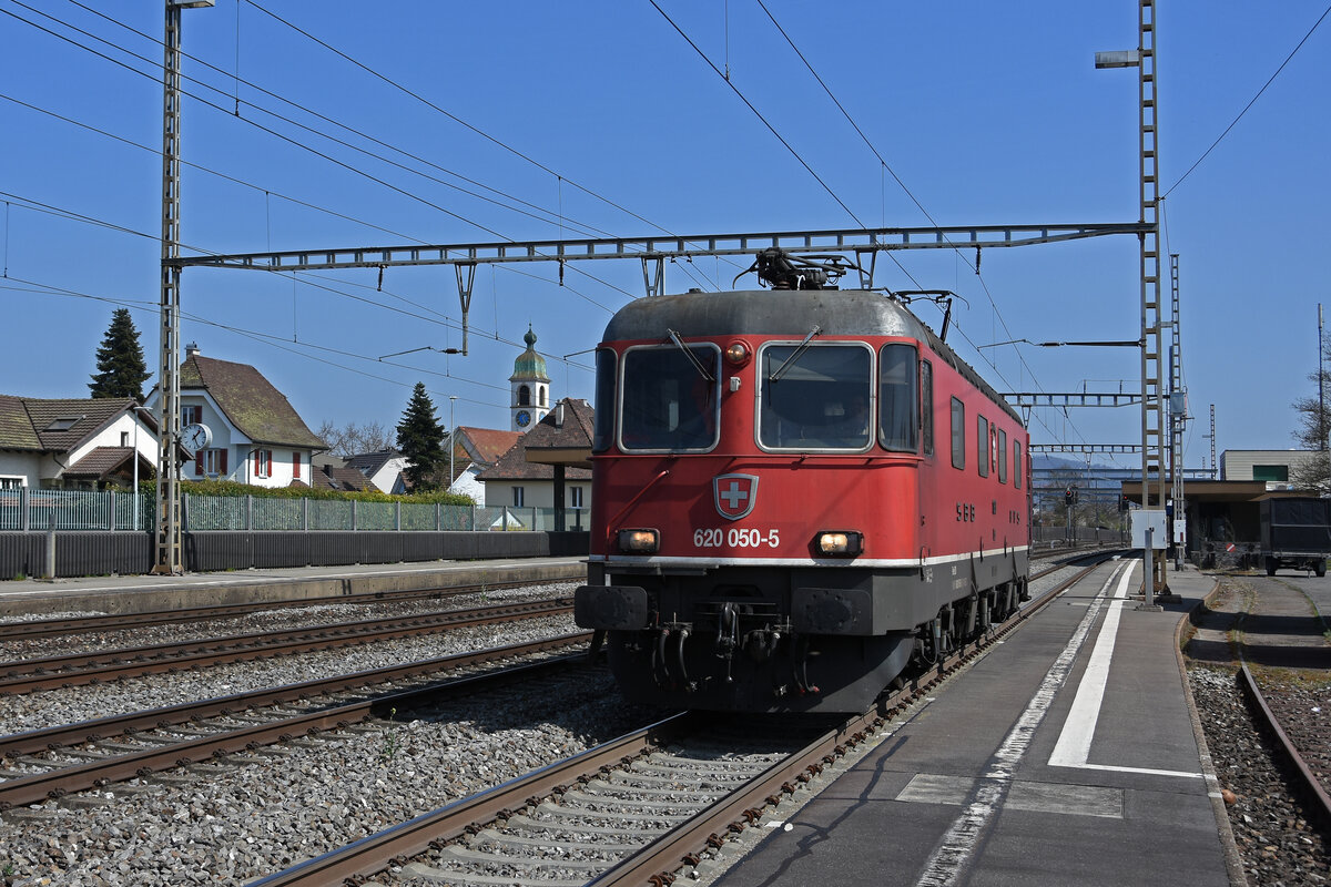 Re 620 050-6 durchfährt solo den Bahnhof Rupperswil. Die Aufnahme stammt vom 28.03.2022.