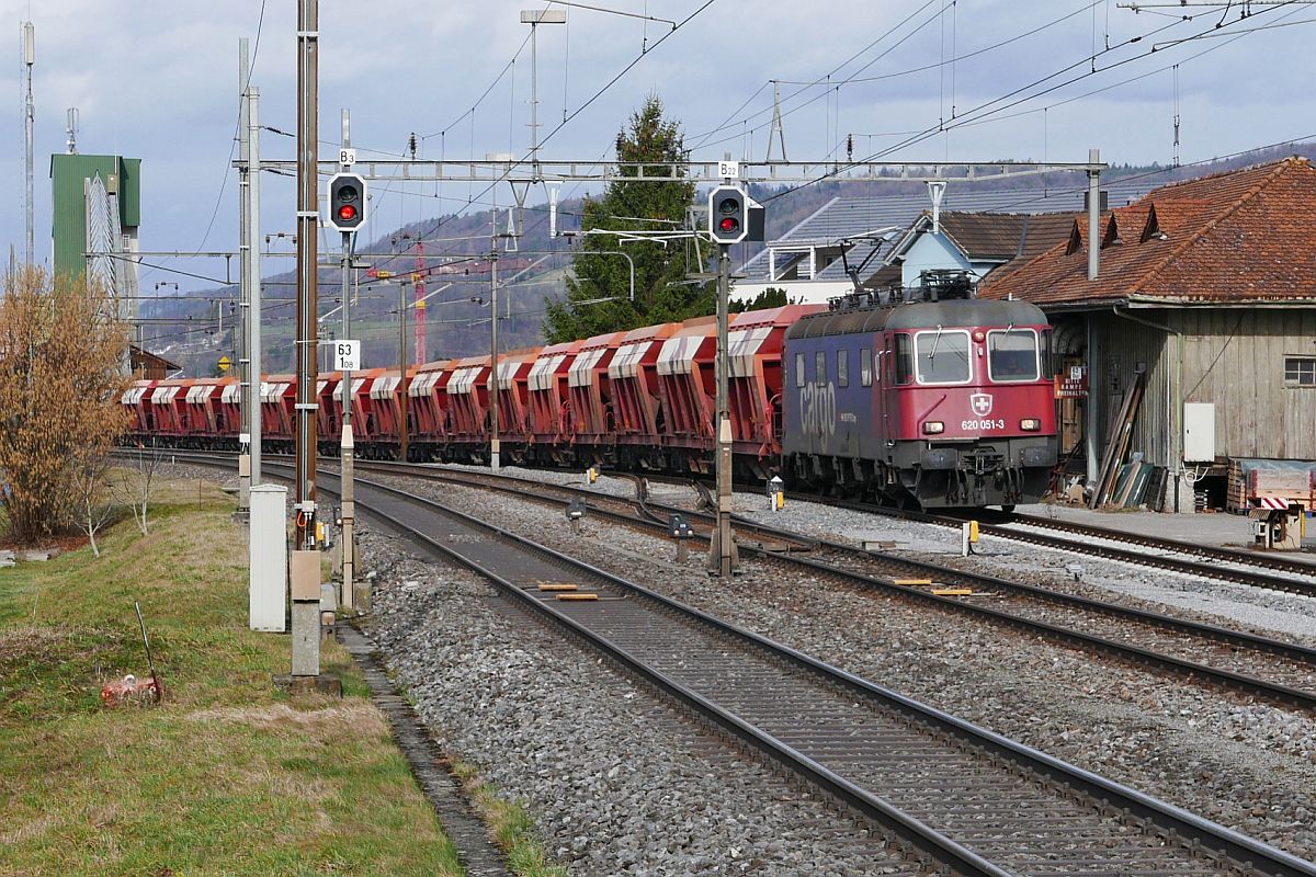 Re 620 051-3 'Dornach' / 'Arlesheim' mit Holcim-Schüttgutwagen, die am 04.03.2019 in Bürglen entladen werden.