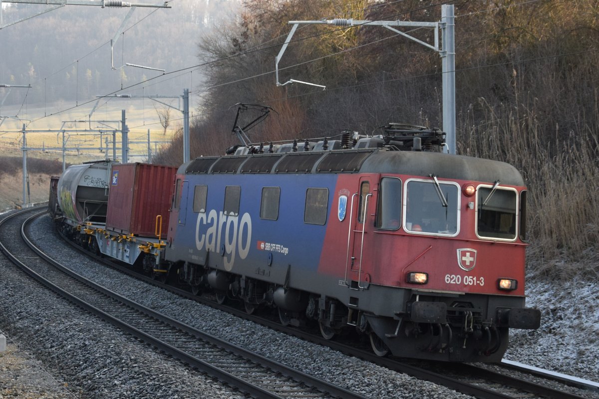 Re 620 051-3  Dornach-Arlesheim  zieht am bitterkalten Morgen des 19.01.2019 einen Güterzug die Bözberg Nordrampe in Richtung Basel hinab. Aufgenommen bei Zeihen AG.