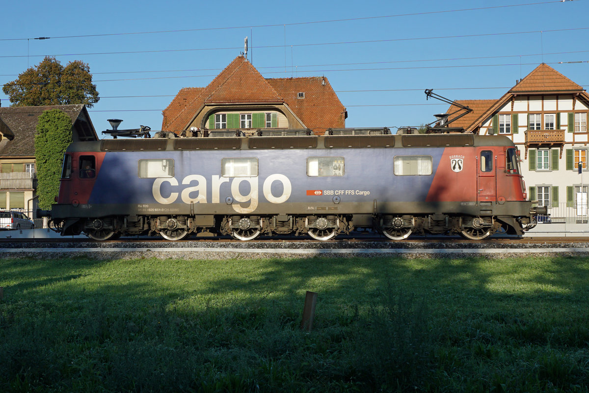 Re 620 051-3  DORNACH / ARLESHEIM  im herbstlichen Emmental unterwegs am 12. September 2019.
Mineralölzug Basel Birsfelden Hafen - Grünenmatt.
Portraitaufnahme mit Licht und Schatten.
Foto: Walter Ruetsch