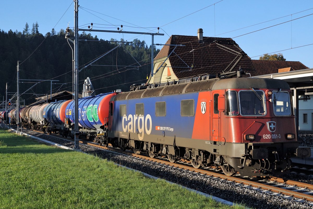 Re 620 051-3  DORNACH / ARLESHEIM  im herbstlichen Emmental unterwegs am 12. September 2019.
Mineralölzug Basel Birsfelden Hafen - Grünenmatt.
Foto: Walter Ruetsch