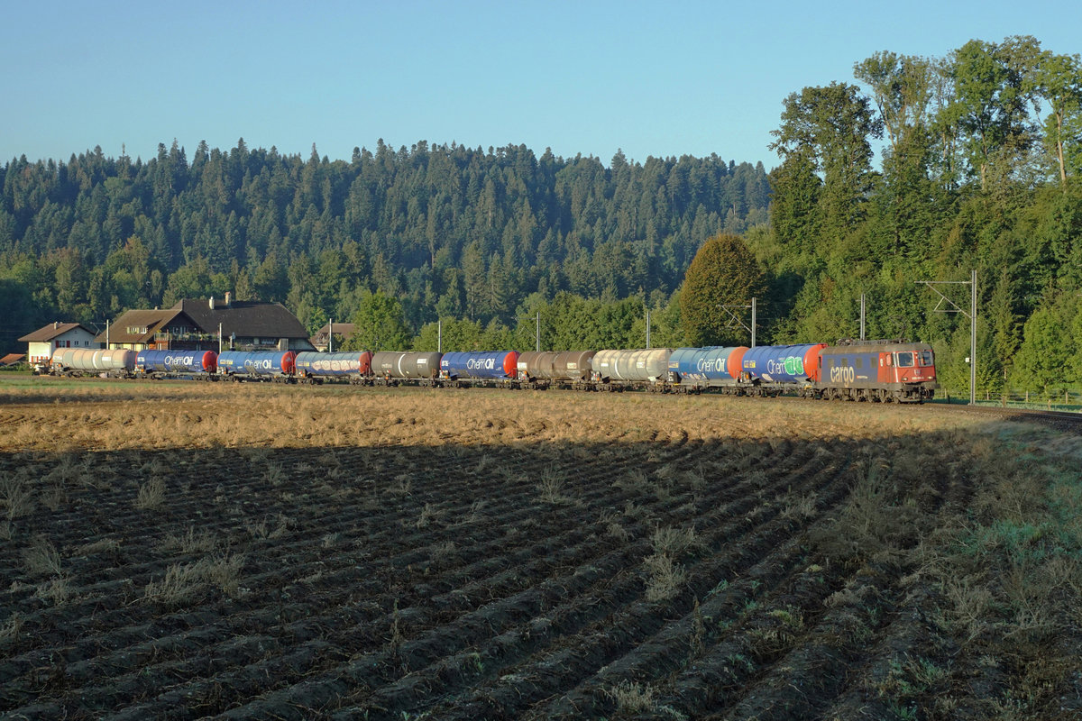 Re 620 051-3  DORNACH / ARLESHEIM  im herbstlichen Emmental unterwegs am 12. September 2019.
Mineralölzug Basel Birsfelden Hafen - Grünenmatt.
Herbstliche Stimmung mit Licht und Schatten.
Foto: Walter Ruetsch