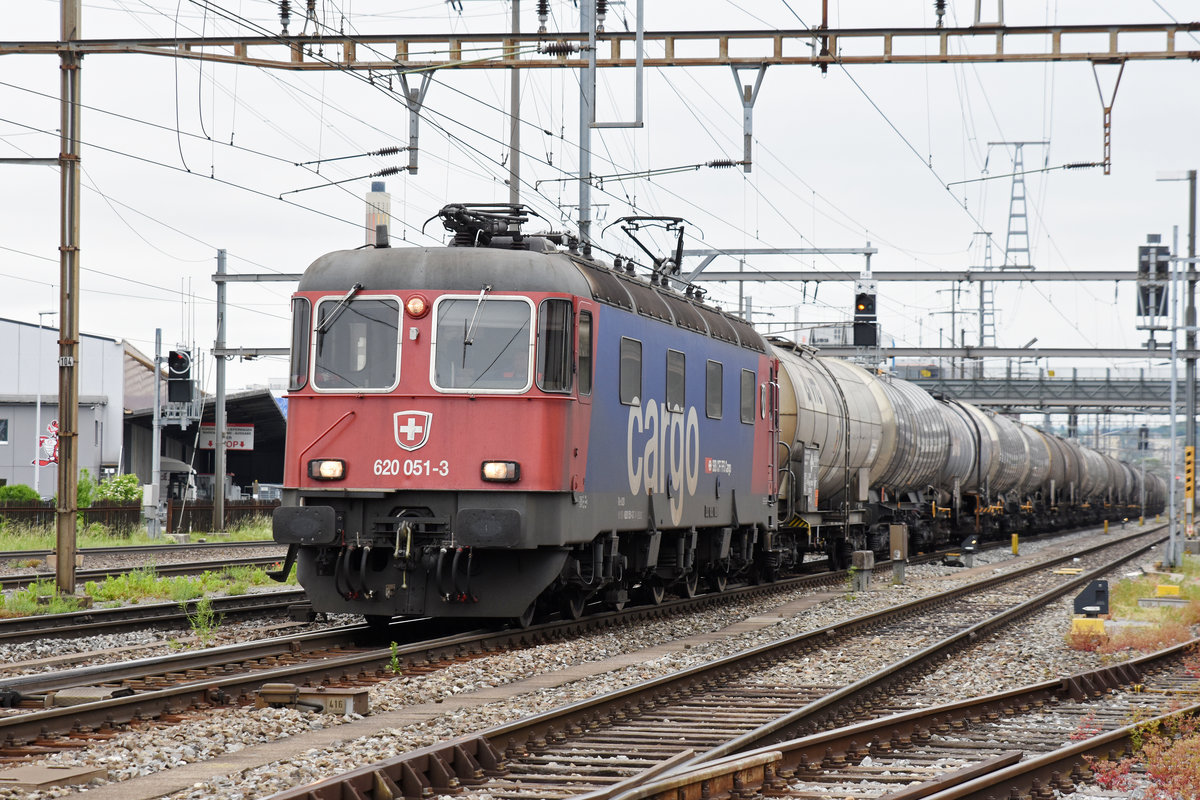 Re 620 051-3 durchfährt den Bahnhof Pratteln. Die Aufnahme stammt vom 14.05.2018.
