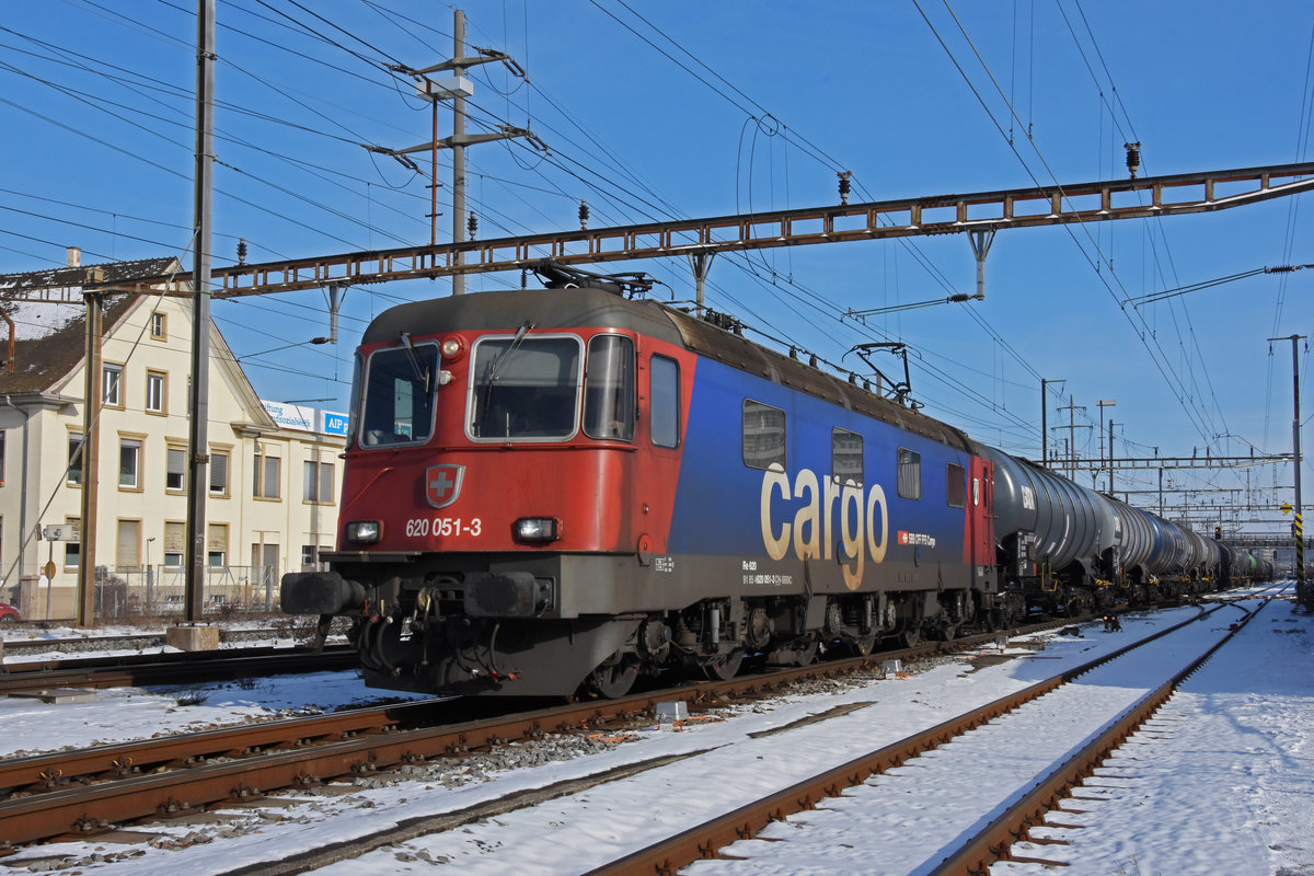 Re 620 051-3 durchfährt den Bahnhof Pratteln. Die Aufnahme stammt vom 12.02.2021.