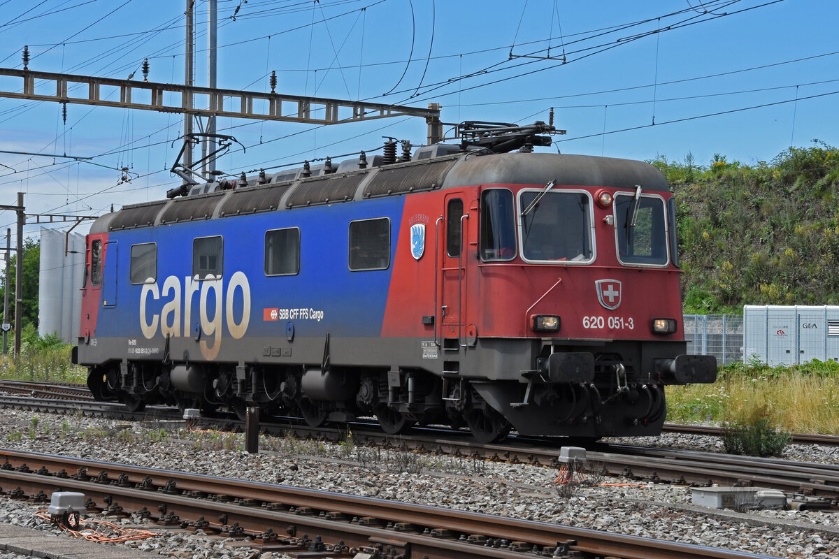 Re 620 051-3 durchfährt den Bahnhof Pratteln. Die Aufnahmestammt vom 07.07.2021.