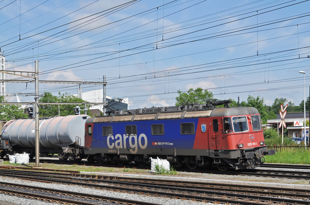 Re 620 051-3 durchfährt den Bahnhof Pratteln. Die Aufnahme stammt vom 20.06.2016.