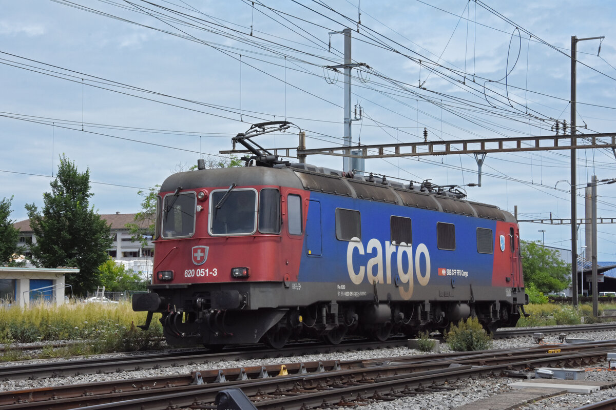 Re 620 051-3 durchfährt solo den Bahnhof Pratteln. Die Aufnahme stammt vom 07.07.2021.