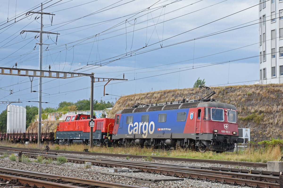 Re 620 051-3 und die geschleppte Aem 940 005-2 durchfahren den Bahnhof Pratteln. Die Aufnahme stammt vom 29.08.2018.