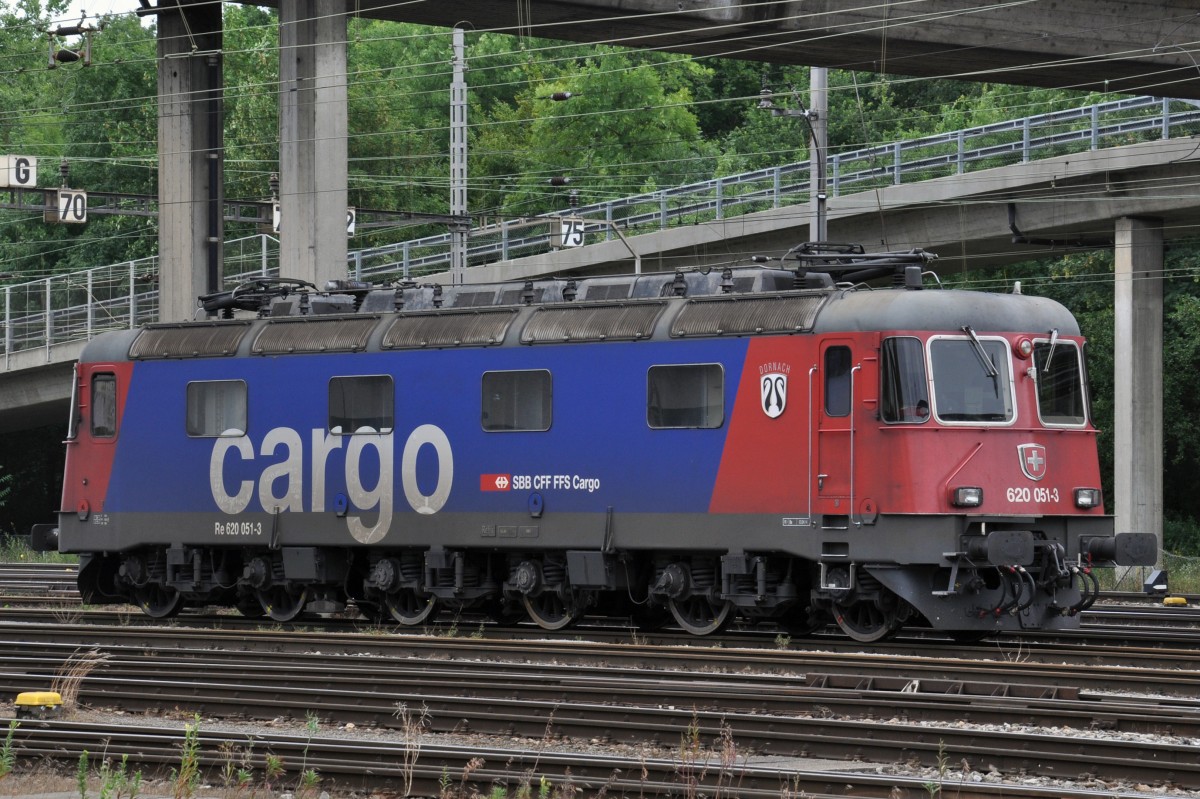 Re 620 051-3 wartet auf den nächsten Einsatz beim Güterbahnhof in Muttenz. Die Aufnahme stammt vom 09.07.2014.