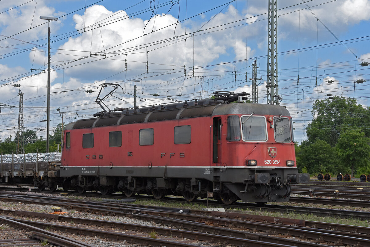 Re 620 052-1 durchfährt am 29.06.2022 solo den badischen Bahnhof.