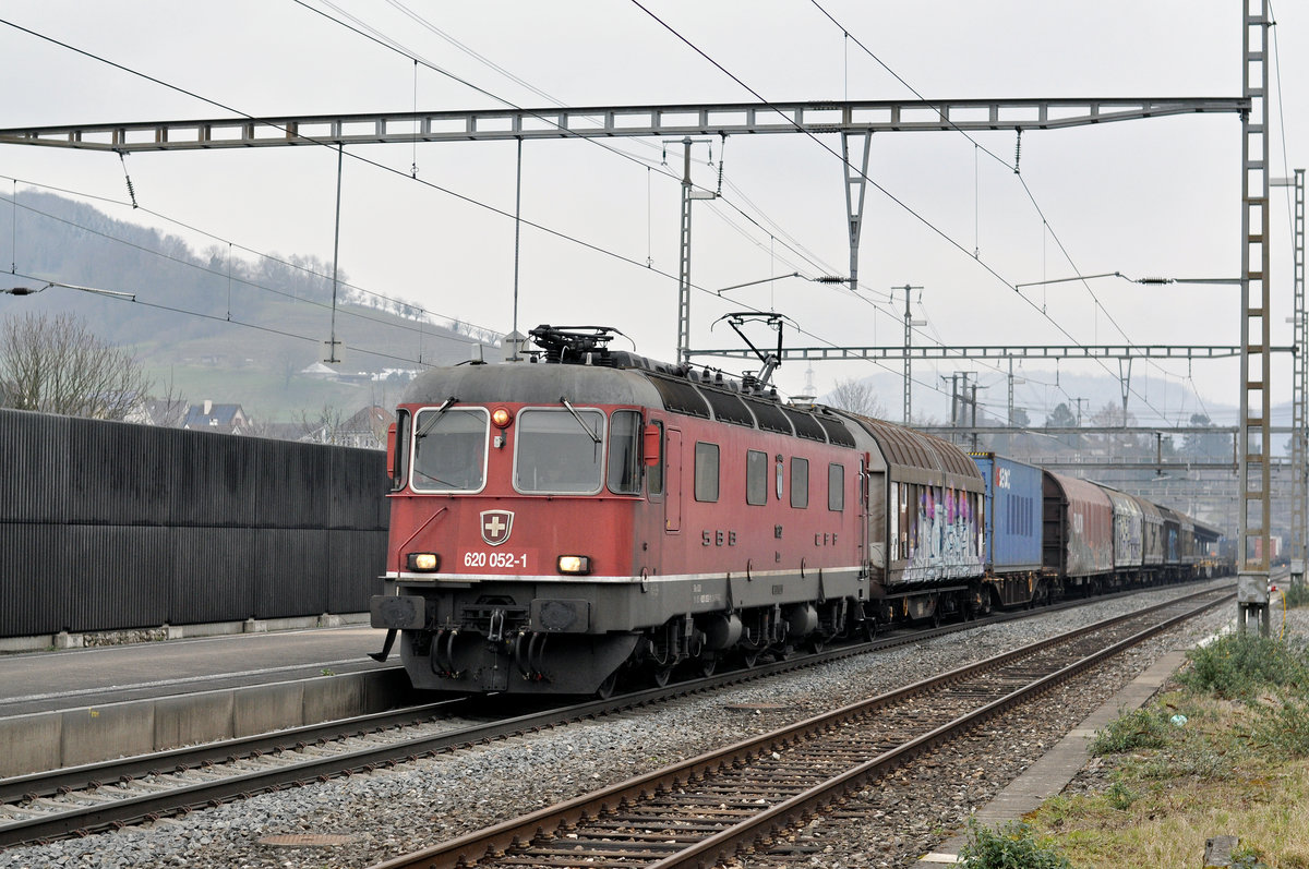 Re 620 052-1 durchfährt den Bahnhof Gelterkinden. Die Aufnahme stammt vom 19.02.2018.