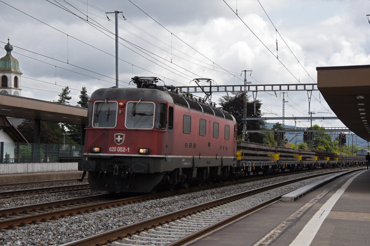 Re 620 052-1 durchfährt den Bahnhof Rupperswil. Die Aufnahme stammt vom 31.07.2019.