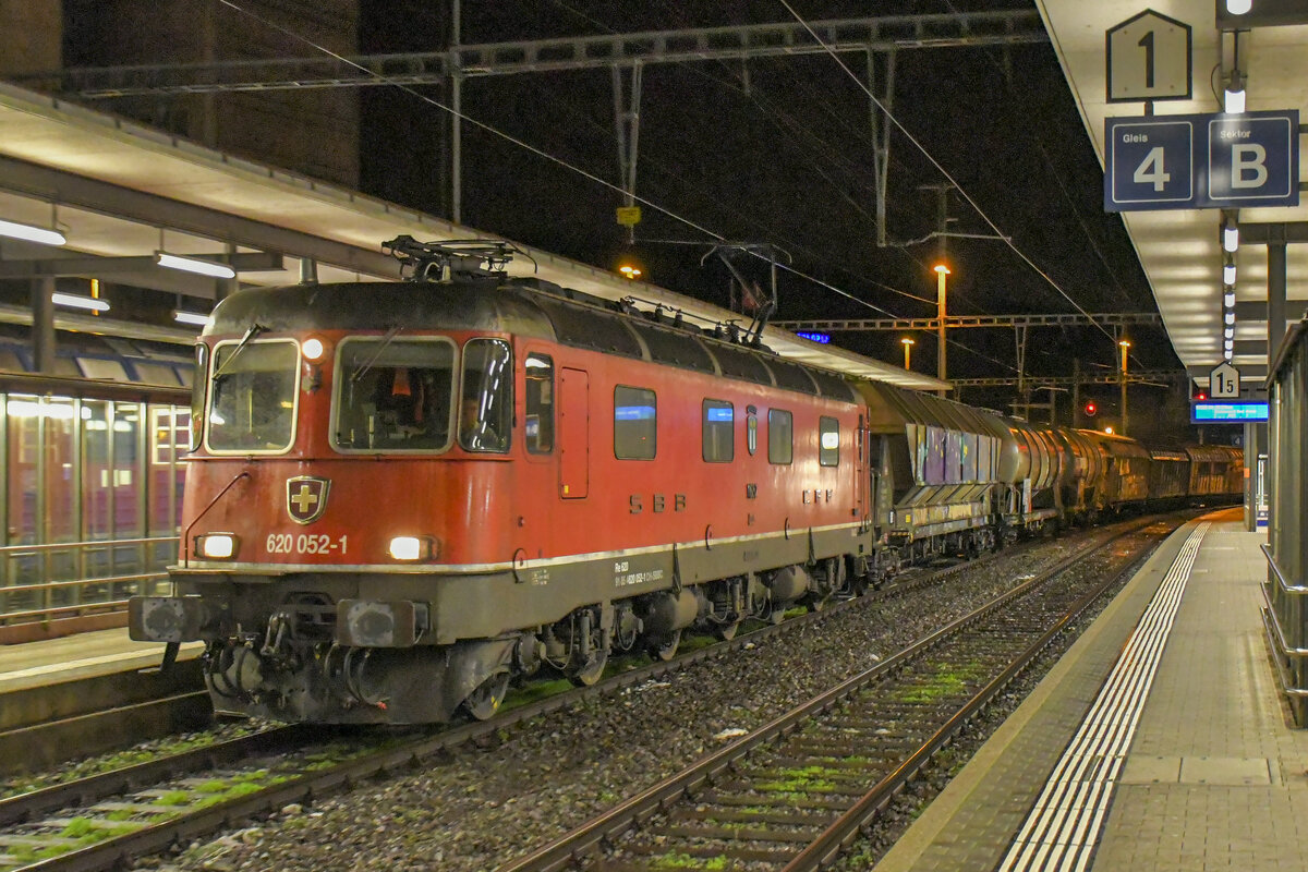 Re 620 052-1  Kerzers  bei der Durchfahrt in Brugg AG in Richtung Basel, aufgenommen kurz nach Mitternacht am 11.12.2021.