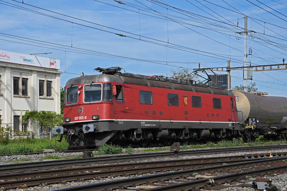 Re 620 053-9 durchfährt am 04.05.2023 den Bahnhof Pratteln.