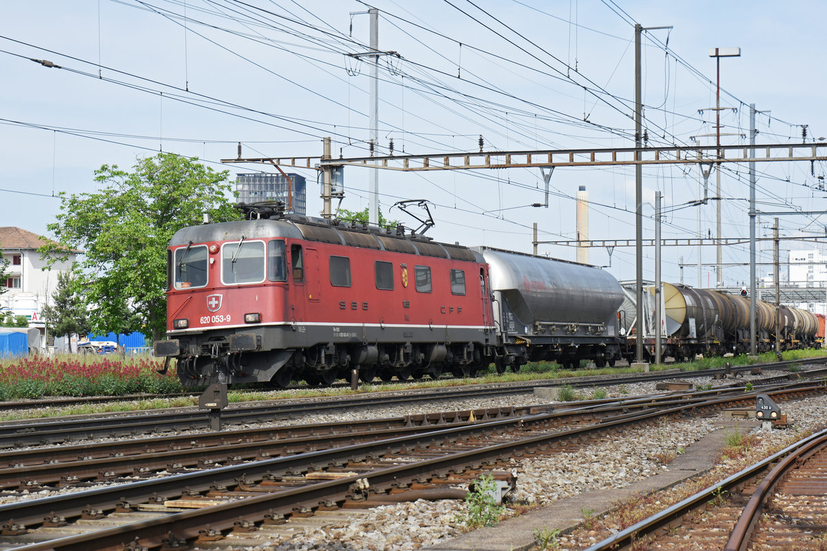 Re 620 053-9 durchfährt den Bahnhof Pratteln. Die Aufnahme stammt vom 28.05.2018.