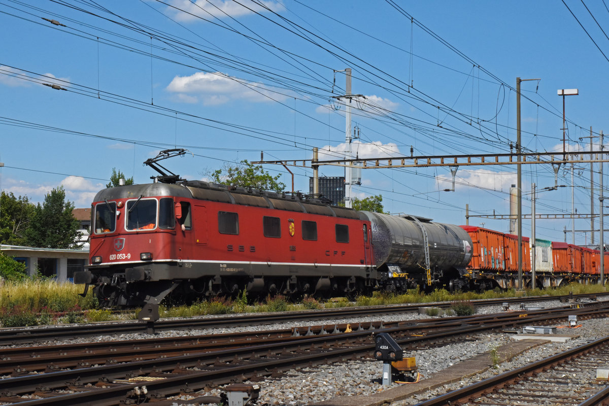 Re 620 053-9 durchfährt den Bahnhof Pratteln. Die Aufnahme stammt vom 20.07.2020.
